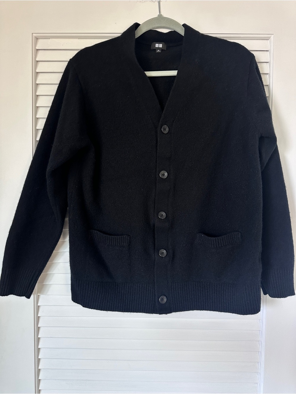 UNIQLO Men’s XL Cardigan Black 100% Wool V Neck Pockets